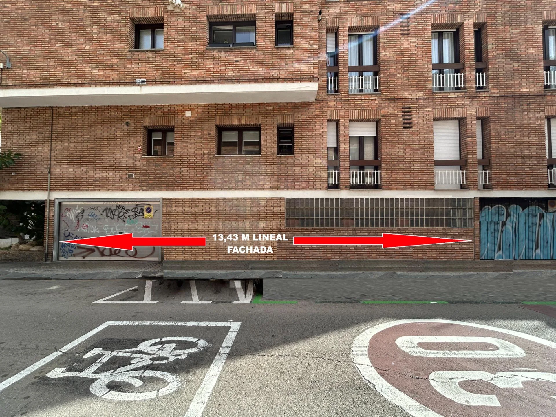Local comercial esquinero con dos plazas