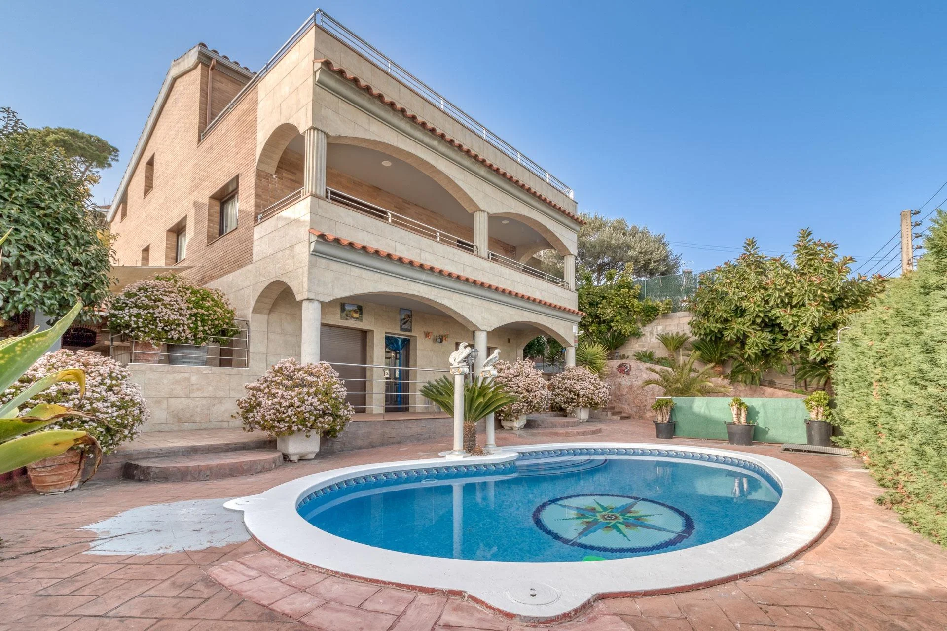 Chalet de tres viviendas con piscina privada