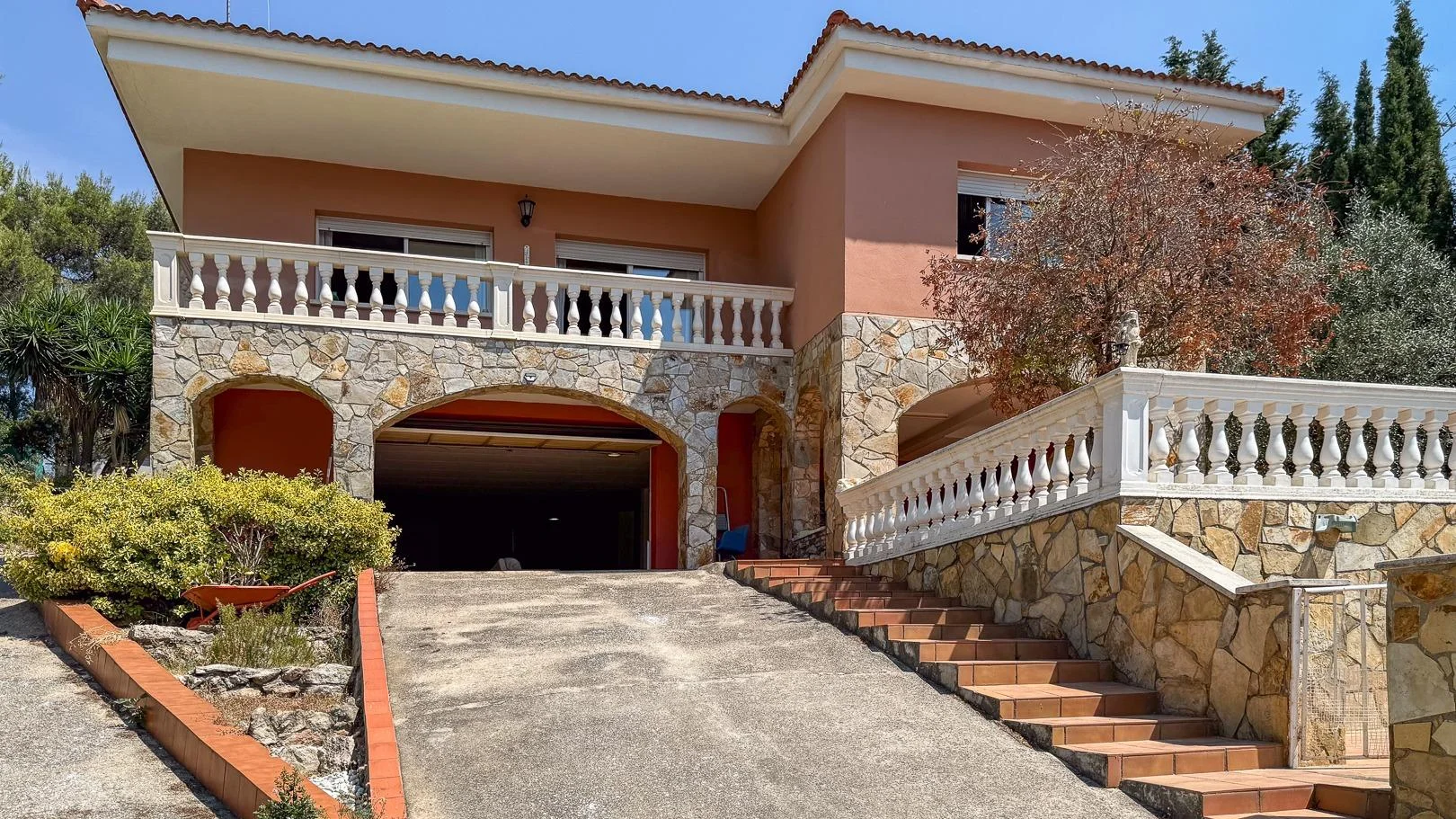 Chalet en Vallirana con piscina privada