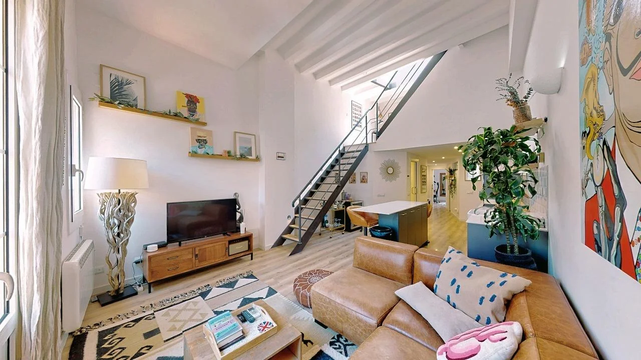 Ático dúplex reformado con terraza de 68 m² en Gràcia