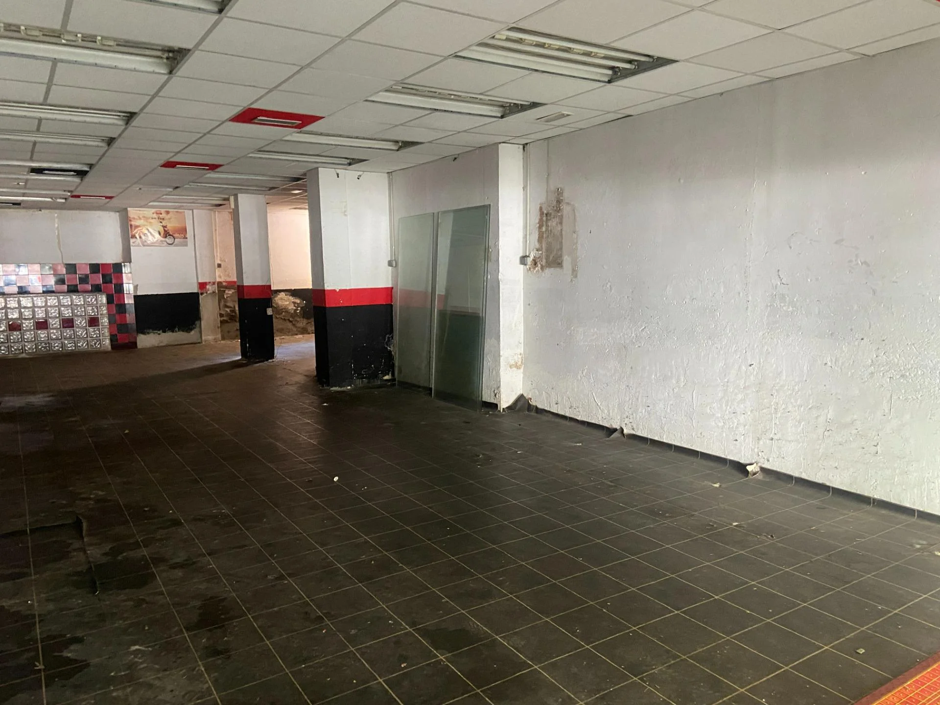 Local comercial en El Poblenou, 137 m²