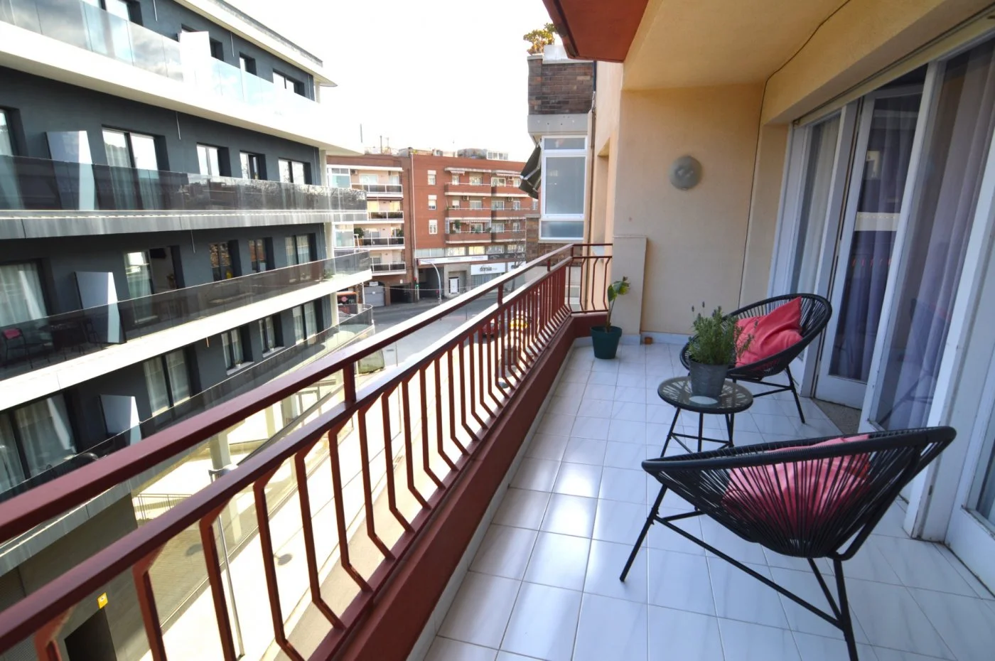 Piso de cuatro habitaciones con terraza en el centro