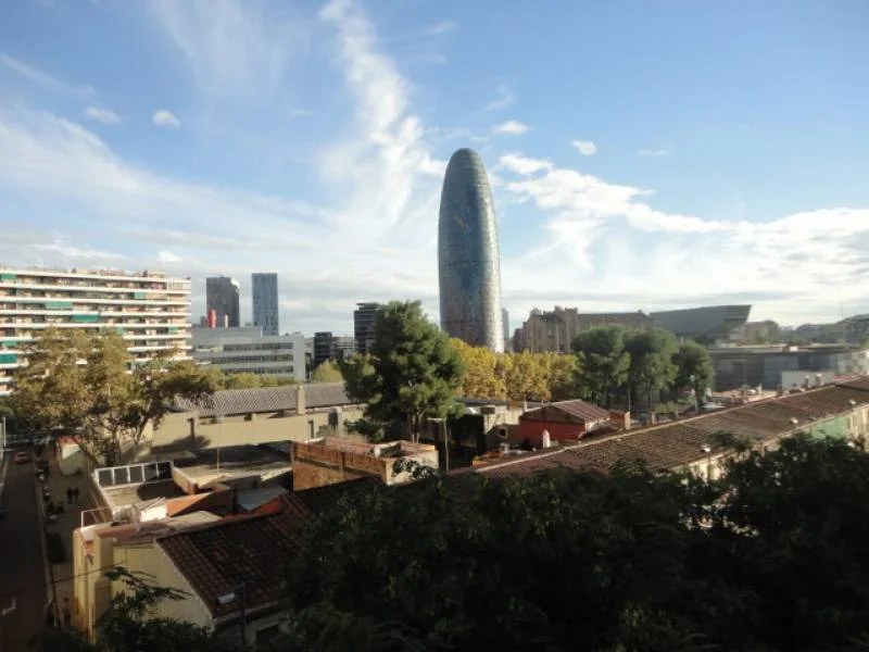Piso para reformar cerca de Glorias, cuatro habitaciones