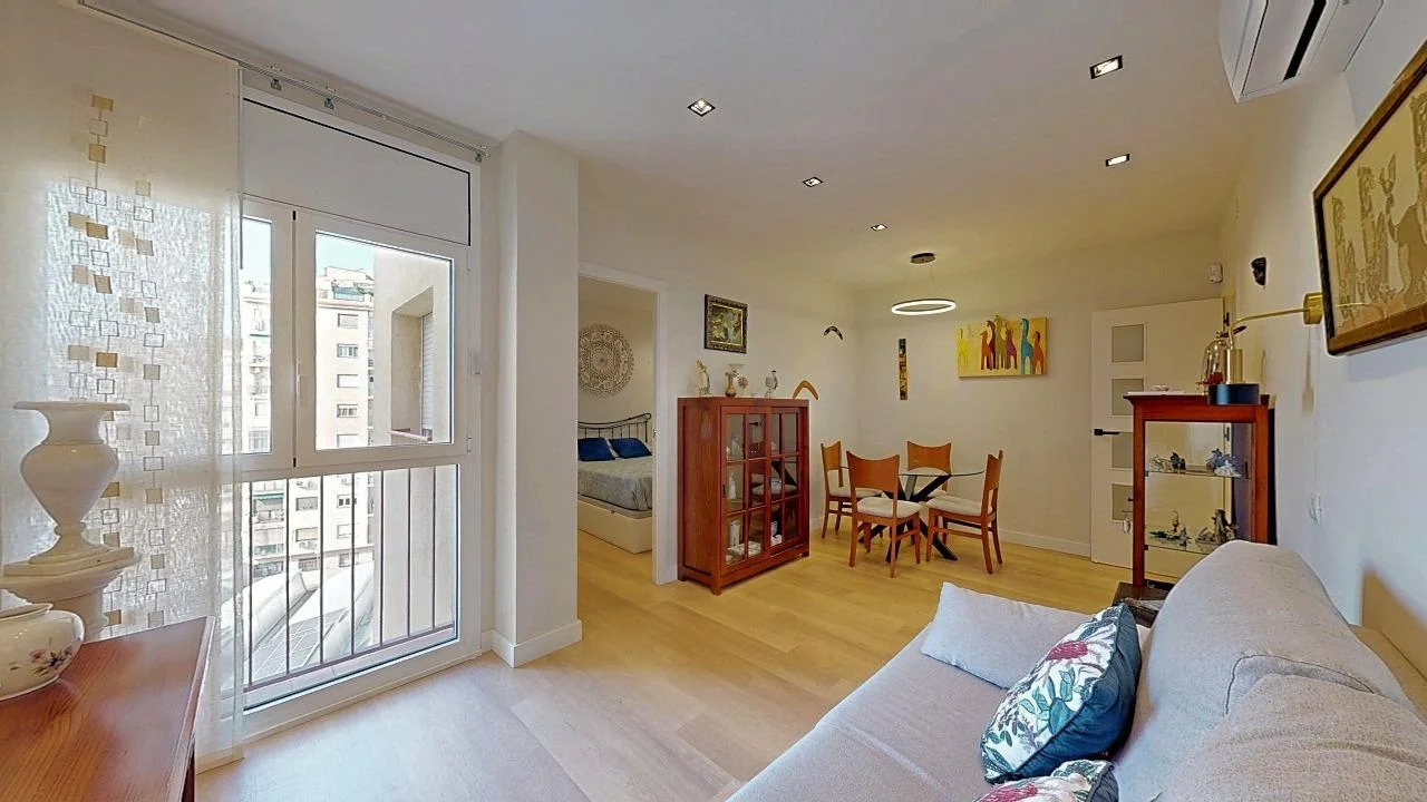 Renovated La Sagrera flat, 3 bedrooms