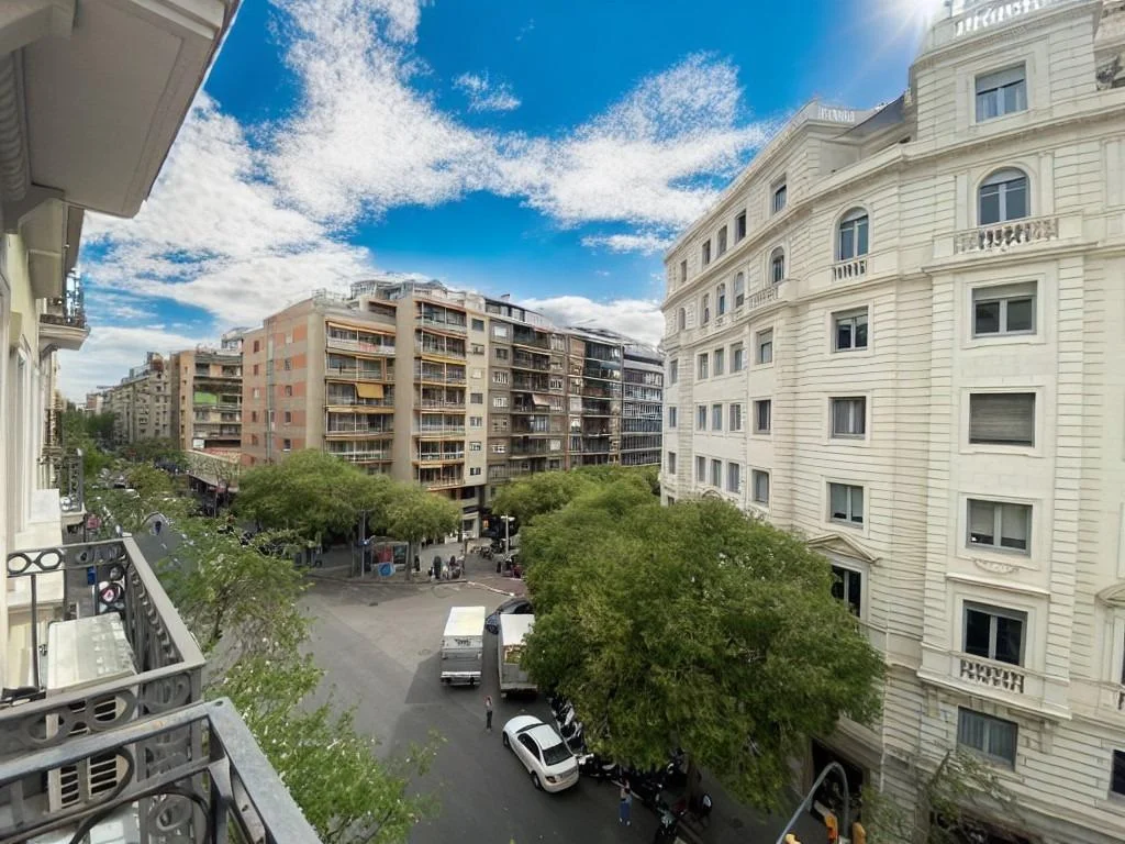 Piso barcelonés con potencial de reforma