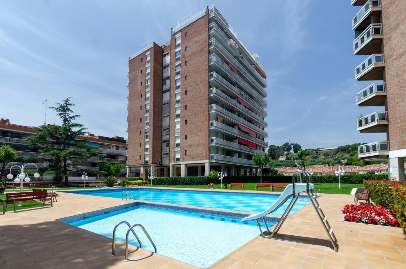 Sea-view four-bedroom flat in Montalt