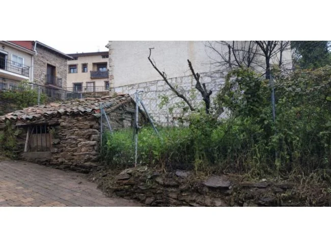 Urban plot with existing storage