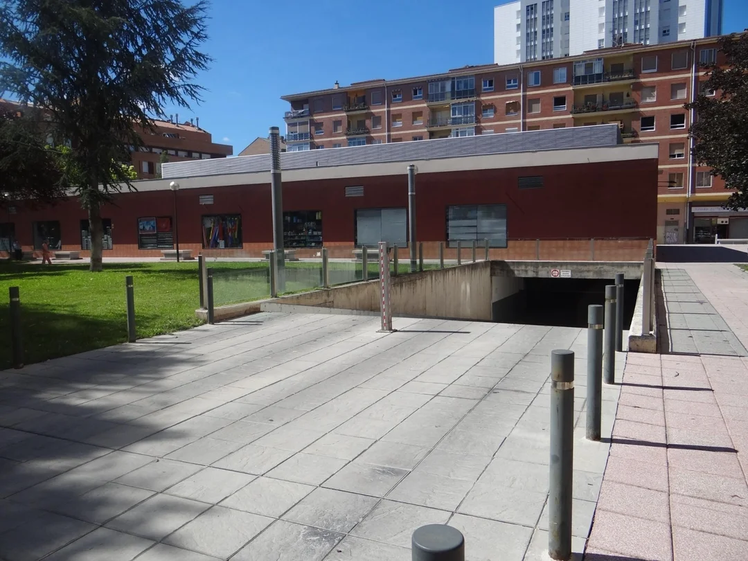 Amplia plaza de garaje cerca del hospital