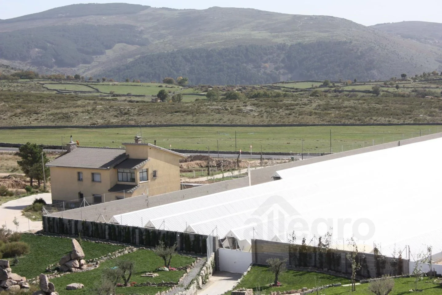 Finca rural con casa y naves