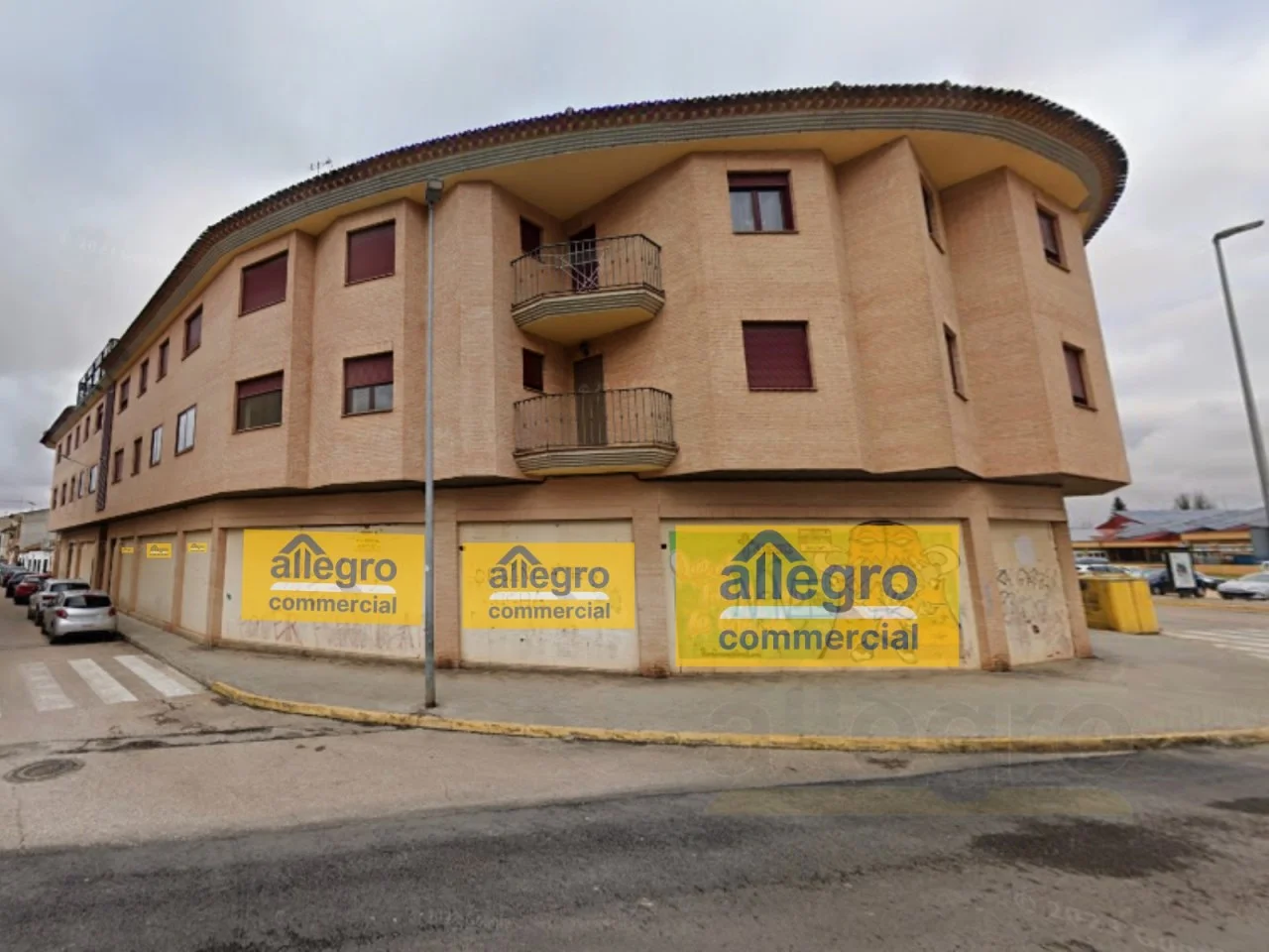 Esquina comercial de tres locales en Villarrobledo
