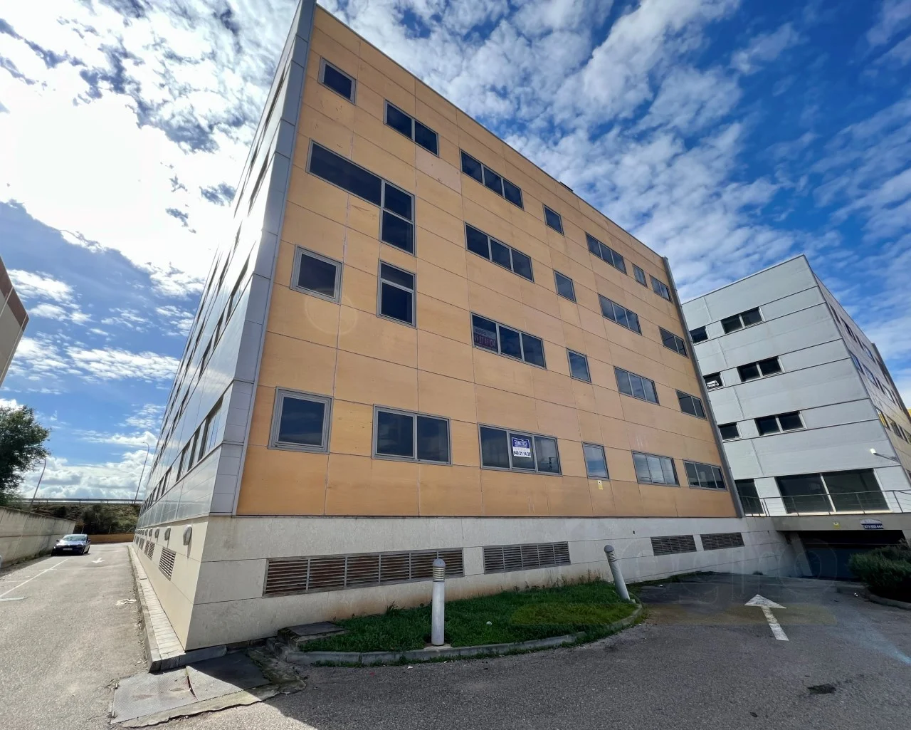 Oficina con dos plazas de garaje