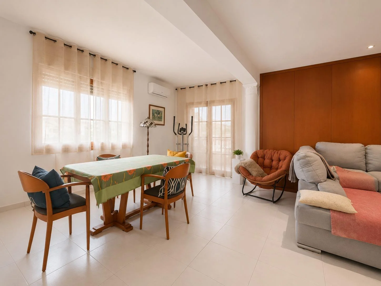 Amplio adosado con anexo y cinco habitaciones