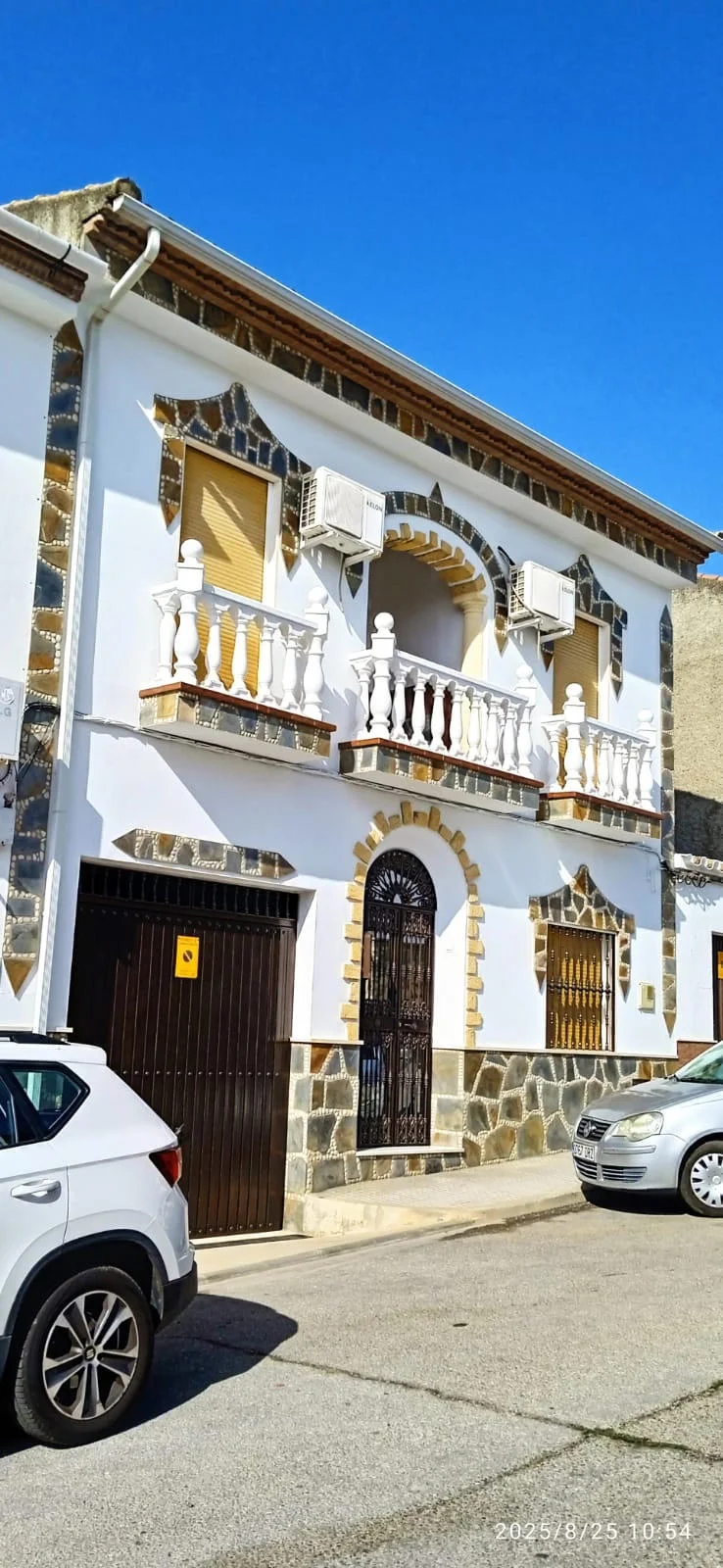 Casa de dos plantas con vistas