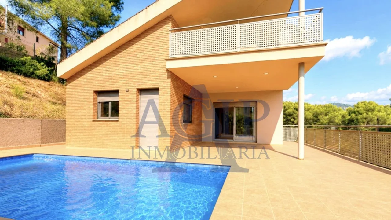 Villa independiente con piscina y vistas