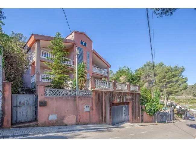 Occupied house in Castellfollit, 8 bedrooms