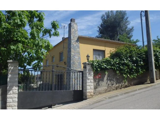 Casa ocupada con piscina y parcela de 868 m²