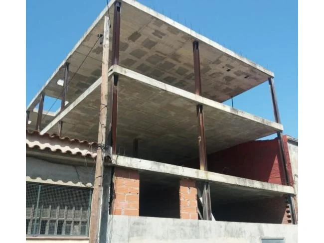 Part-built building in Centre, 590 m²