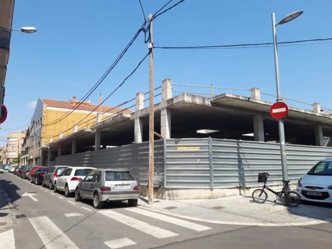 Edificio esquinero cerca del centro de Igualada