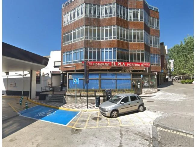 Local comercial con patio a pie de calle