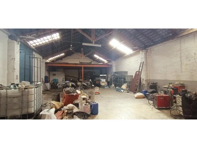 Nave industrial céntrica con altillo