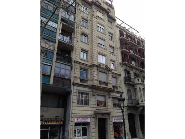 Piso ocupado en Barcelona, cinco habitaciones