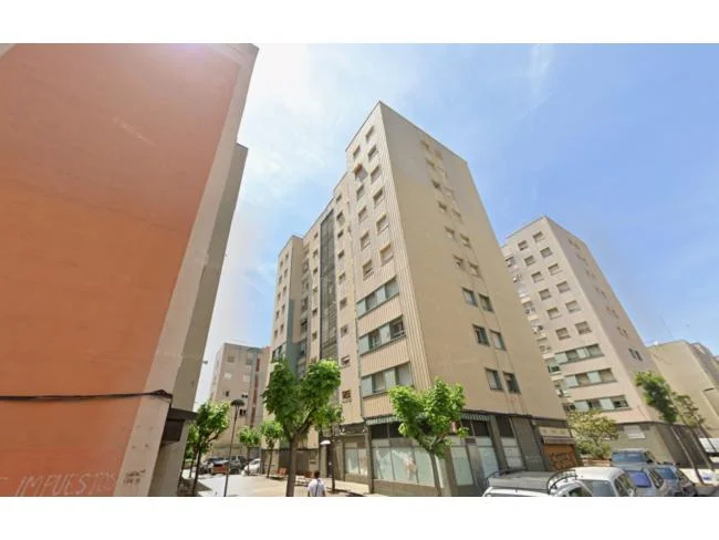 Seventh-floor flat with pending possession
