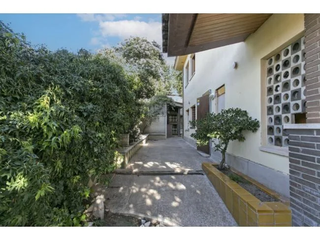 Chalet independiente con piscina y jardín
