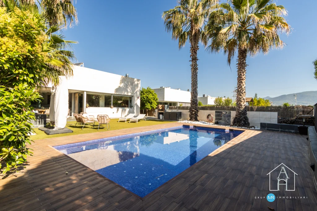 Villa de diseño con piscina, 4 dormitorios