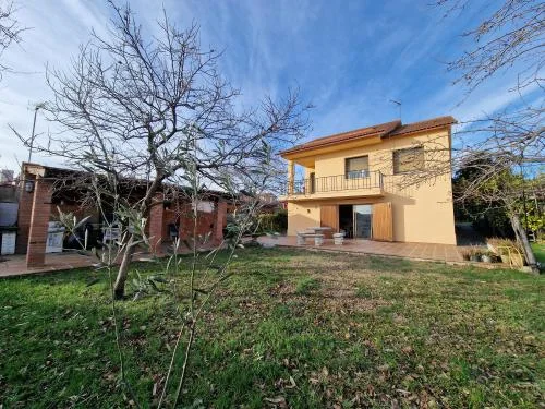 South-facing five-bedroom chalet near Cardedeu