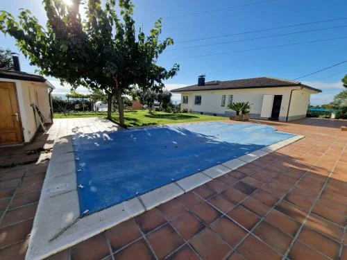 Chalet orientado al sur con piscina y jardín