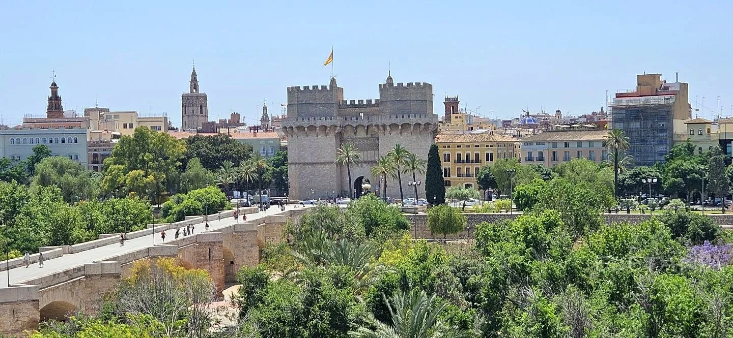 Tenanted Valencia flat near Turia Gardens