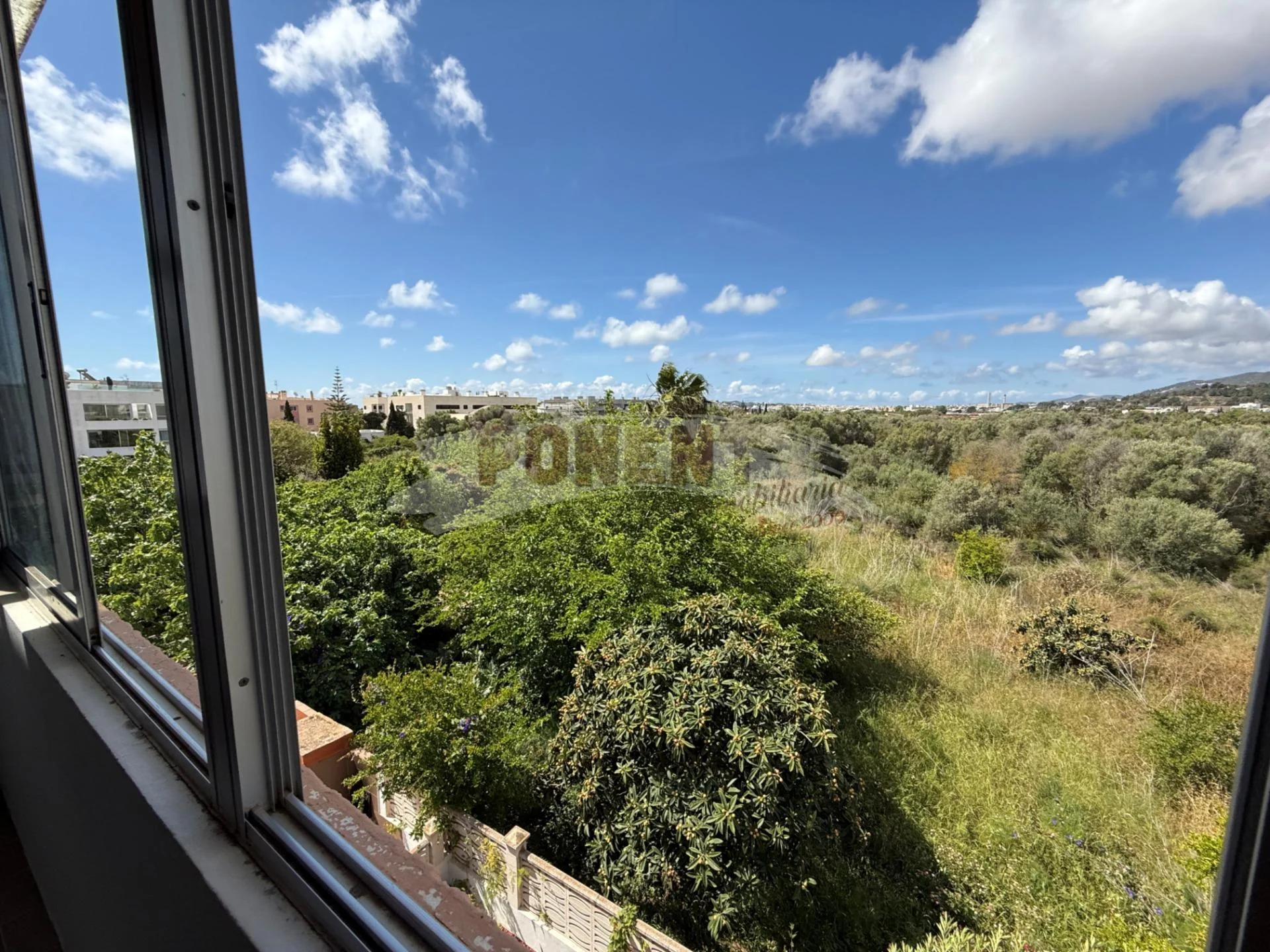 Piso de tres habitaciones con vistas al campo