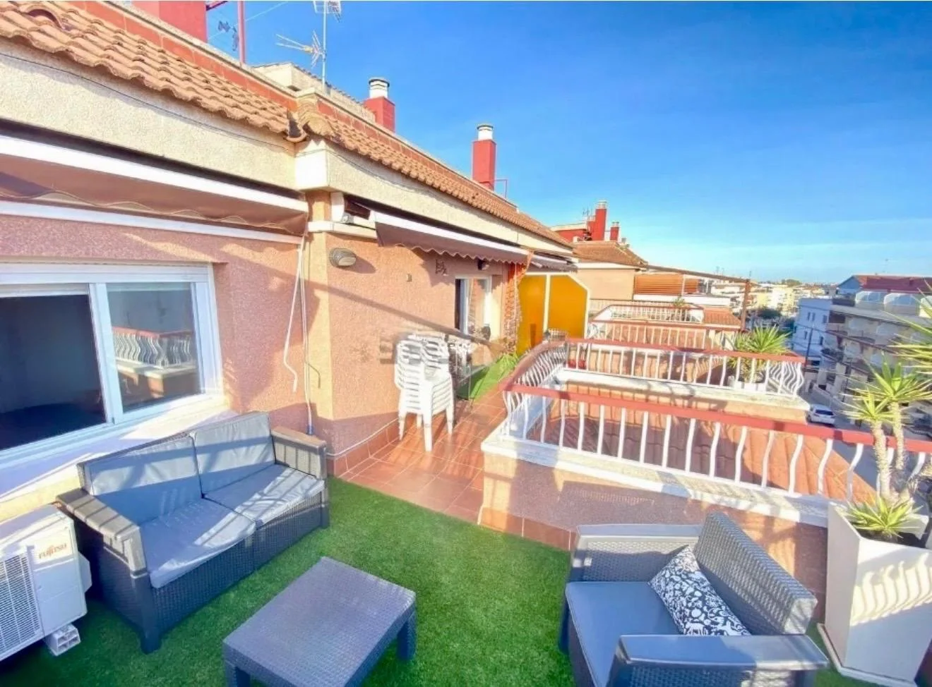Ático reformado en Cunit con terraza de 25 m²
