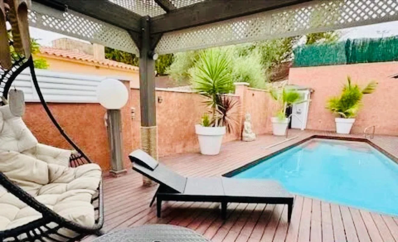 Villa reformada en Cunit con licencia turística