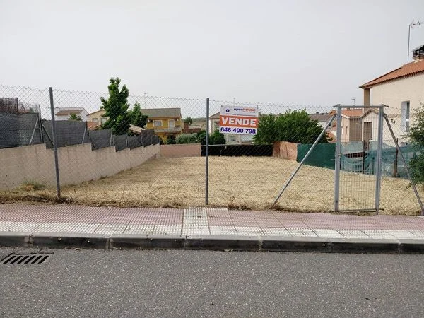 516 m² urban plot in Carranque