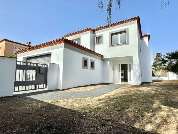 Reformed corner chalet near Reus golf
