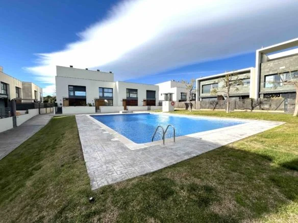 Chalet moderno en Cambrils con jardín privado