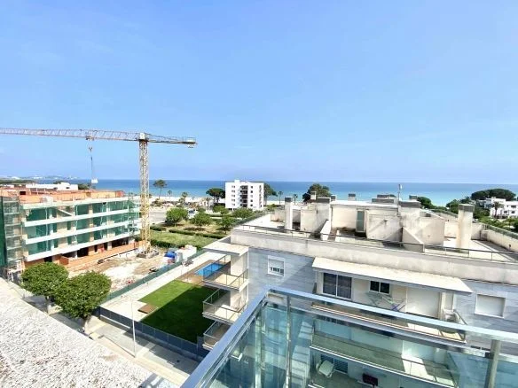 Sea-view Cambrils penthouse with solarium