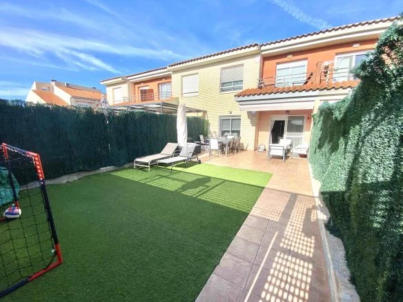 Casa adosada reformada en Vilafortuny con piscinas