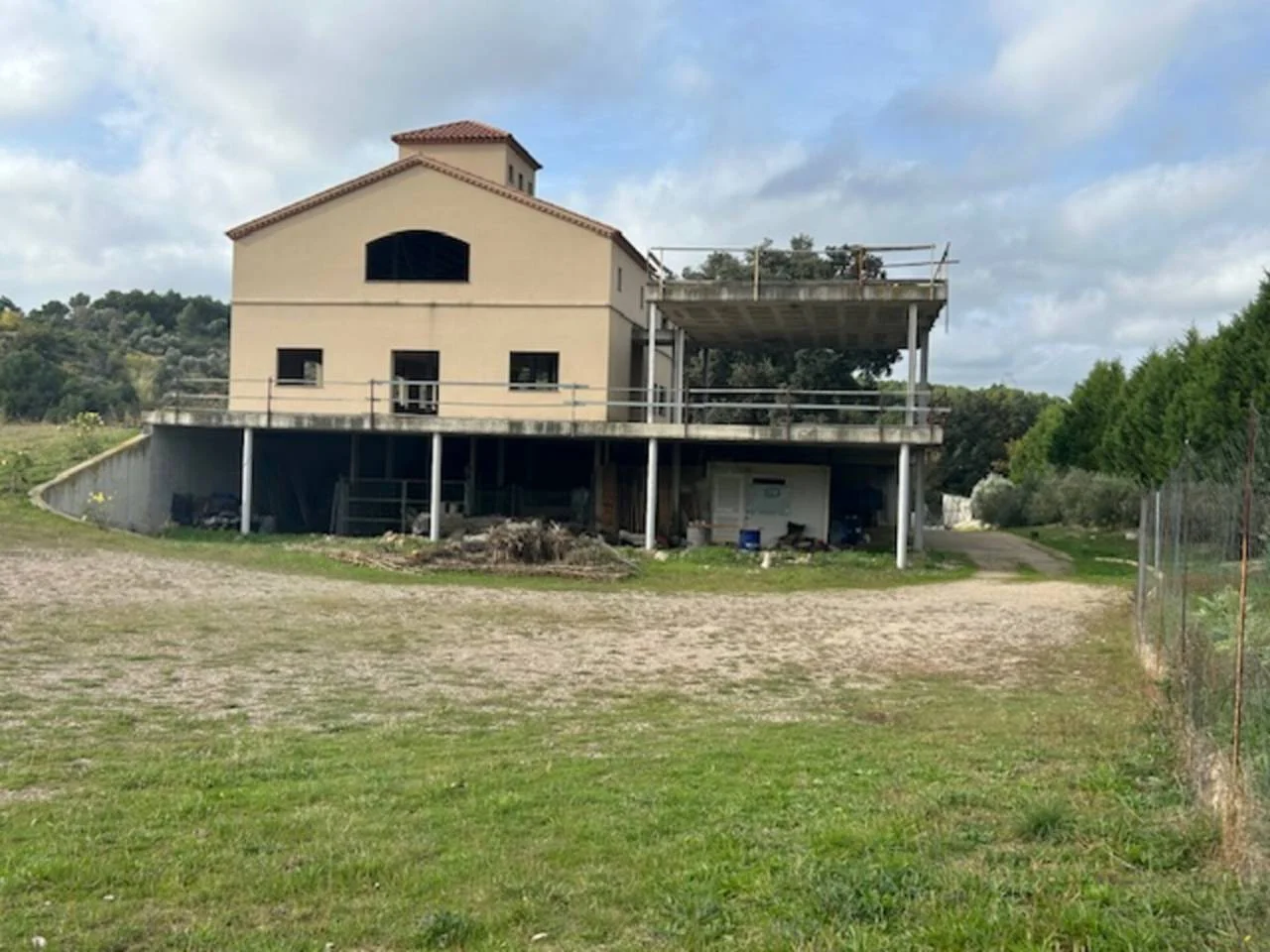 Good-condition country house, 575 m²