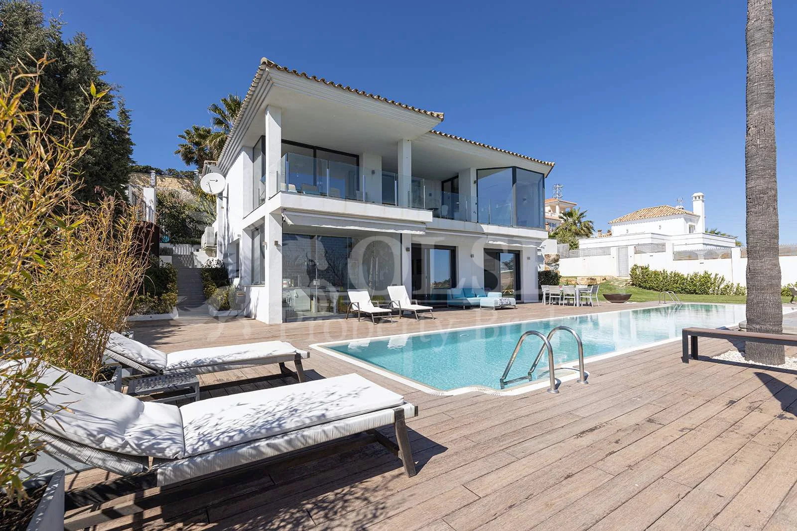 Renovated Estepona villa with sea views