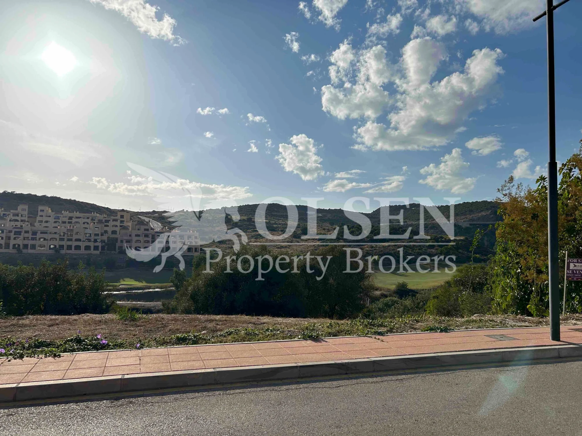 Parcela edificable frente al golf en Estepona