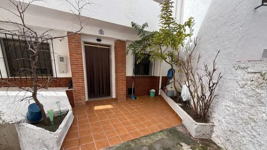 Casa de tres dormitorios con terraza en Otívar