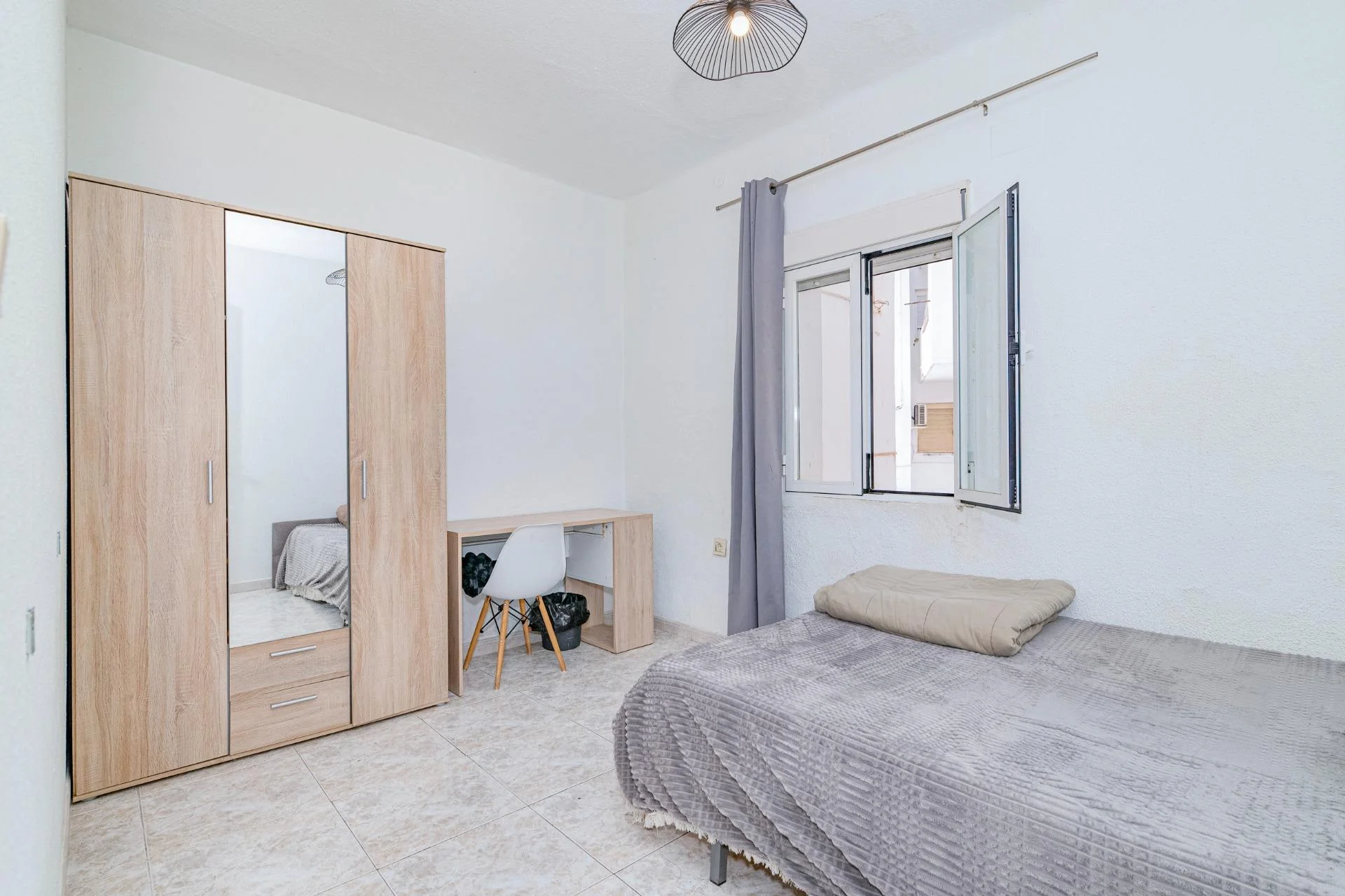 Six-bedroom rented flat in Granada Centre