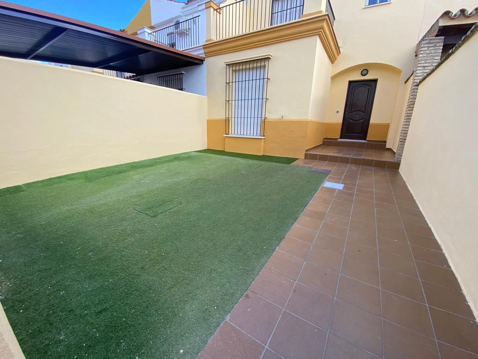 Adosado de cuatro dormitorios con patio