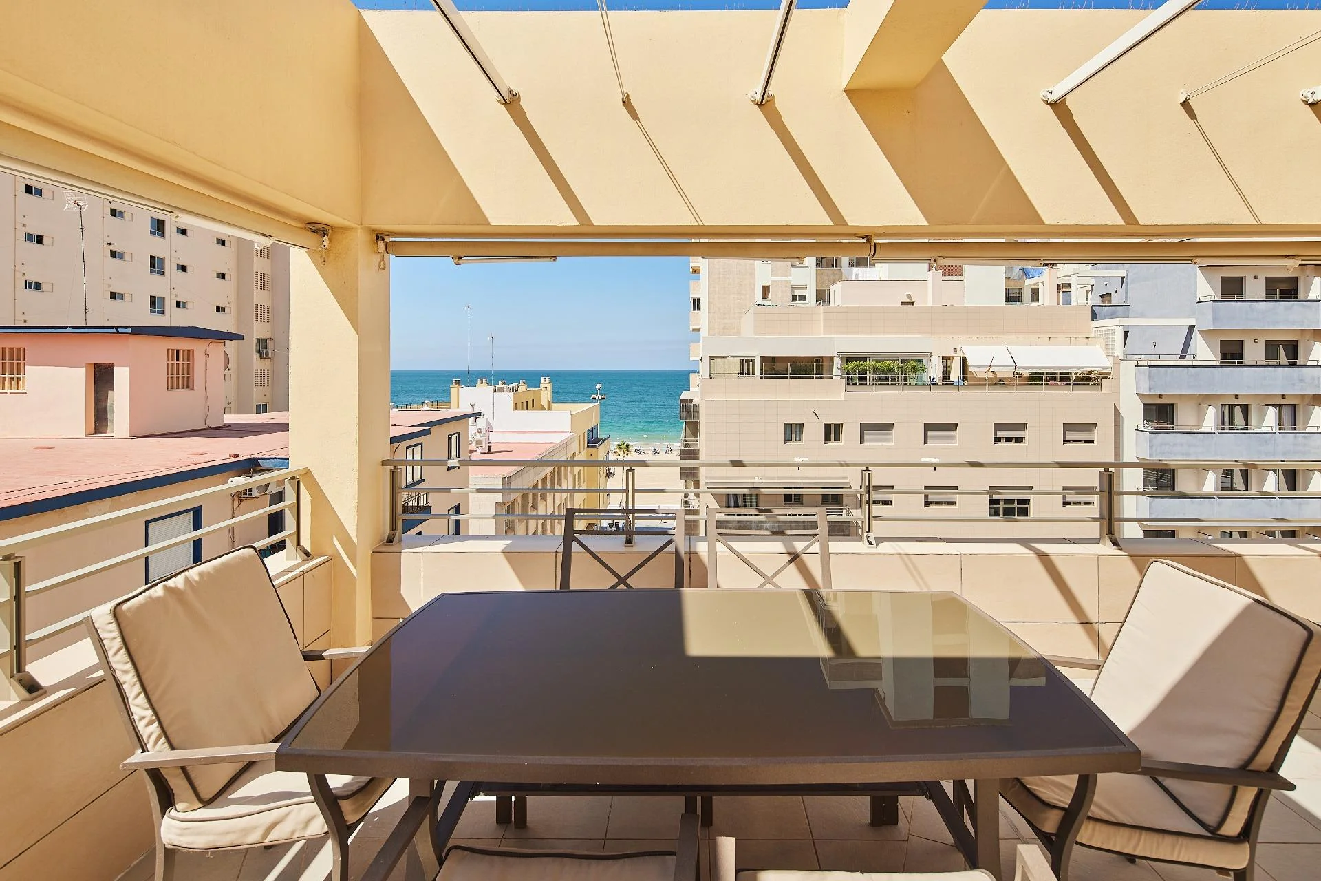Renovated Cádiz penthouse with 70 m² terrace