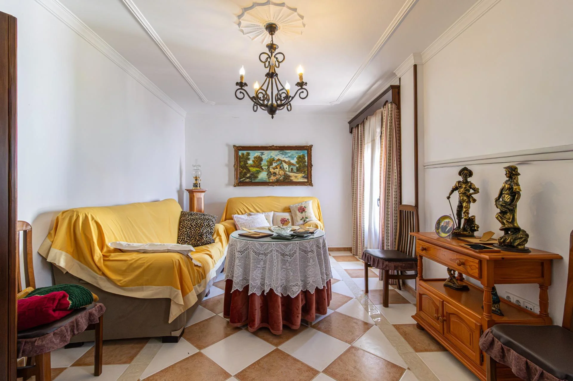 Versatile 360m² house in town centre