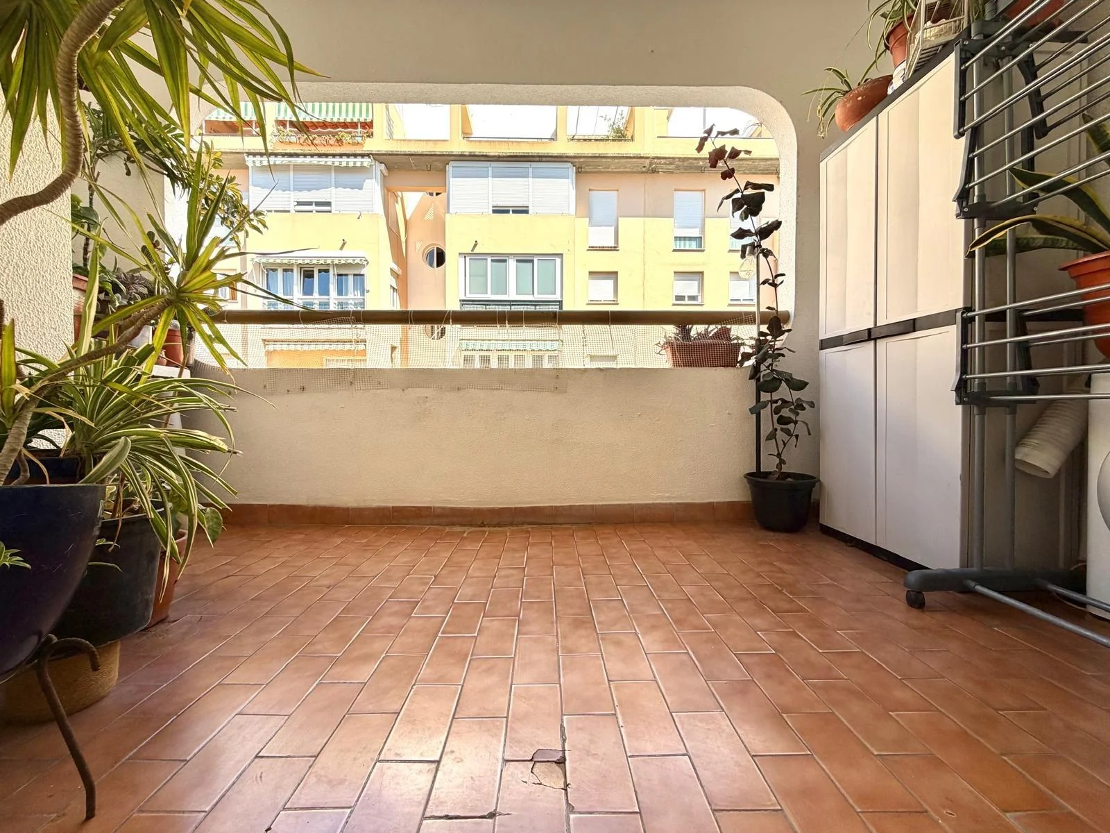 Spacious four-bedroom flat on Avenida del Ejército