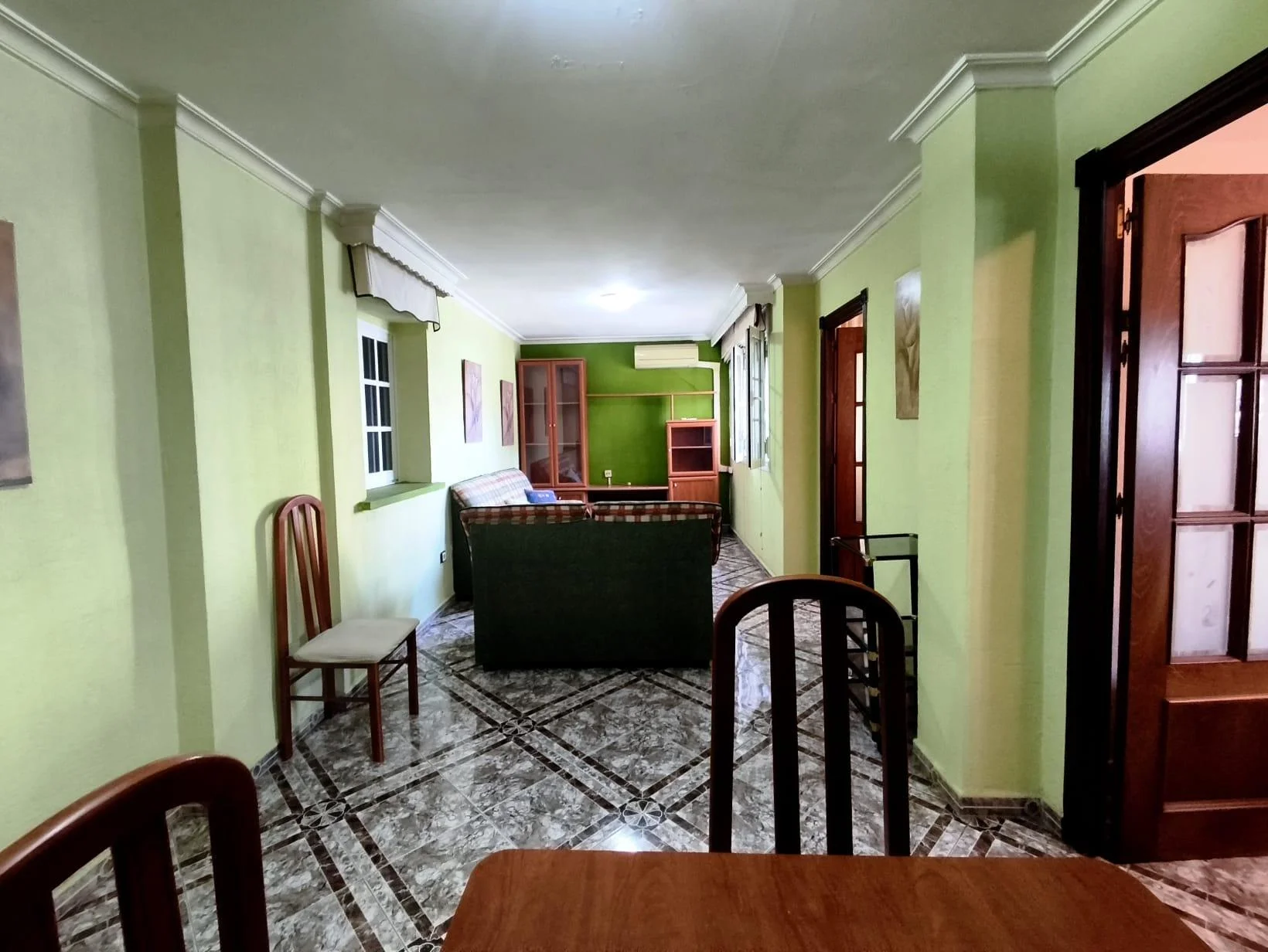 Piso amplio de cuatro dormitorios en Cobreros Viejo