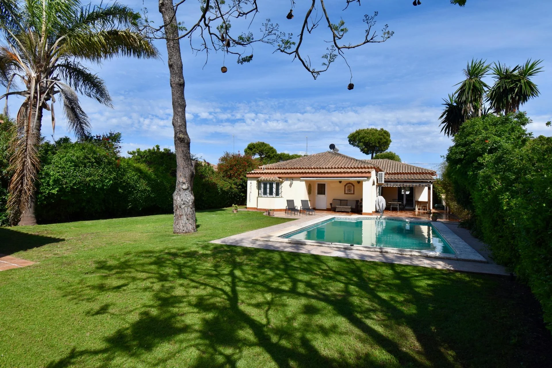 Ground-floor villa with private pool